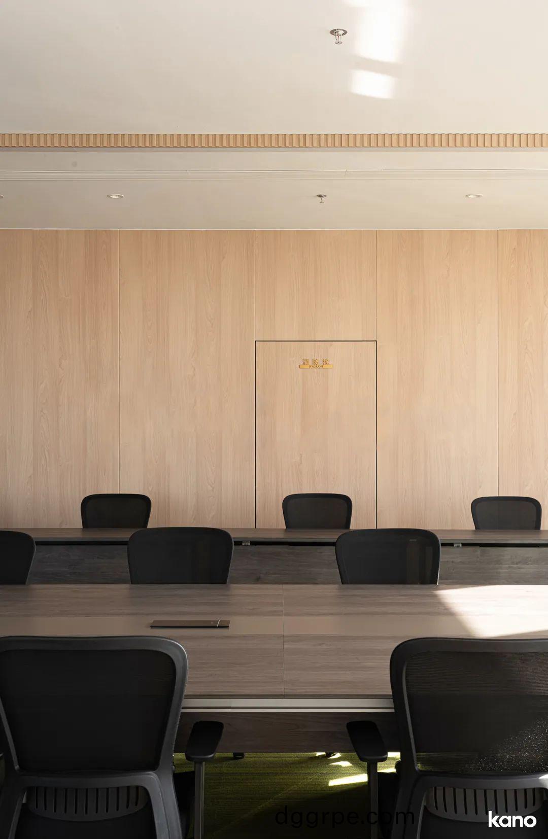 青岛办公室家具配套方案之高管会议室