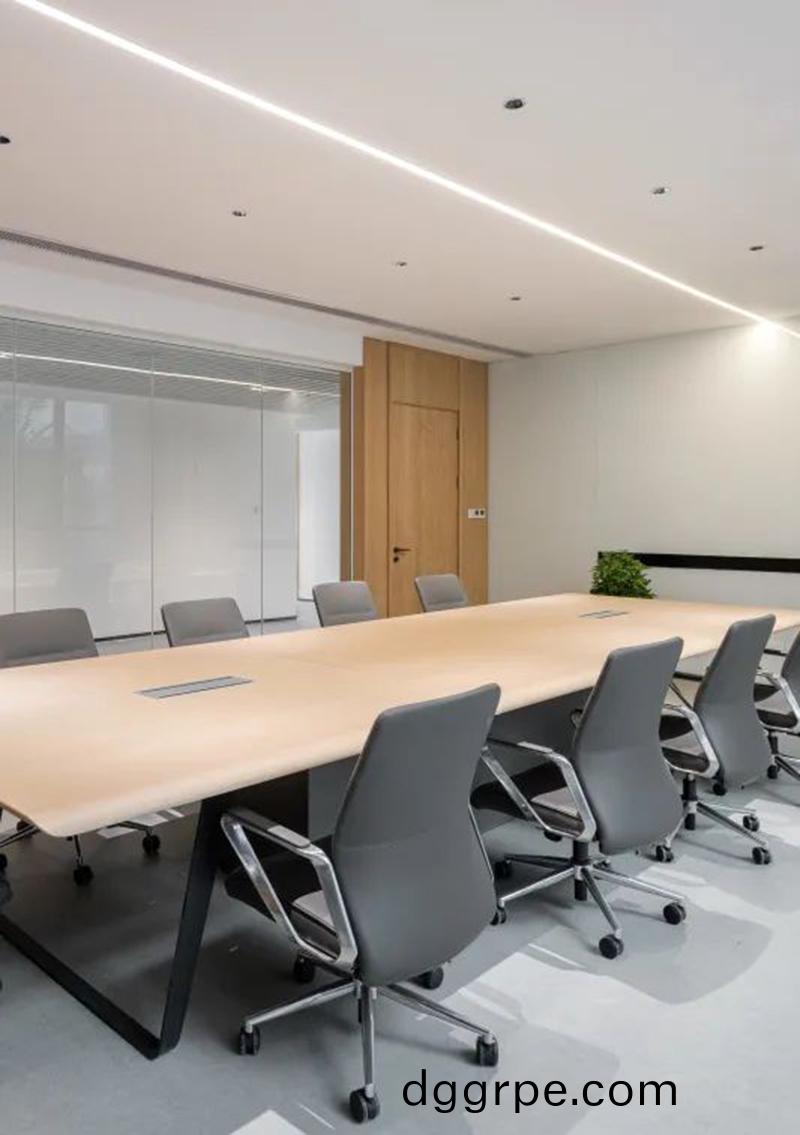 原木色会议桌会议空间