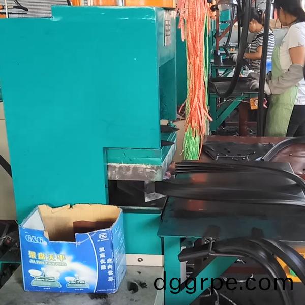 橡膠密封條(tiao)註(zhu)角機視頻