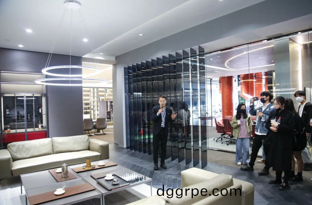 中国计量大学学生团队参观科尔卡诺办公家具展厅